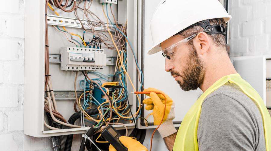 Le figure professionali per i lavori elettrici: PES, PAV, PEI