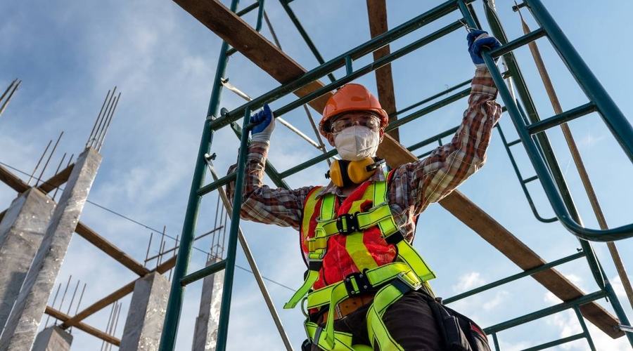 Chi può fare lavori in quota? Requisiti fisici, certificazioni e idoneità medica