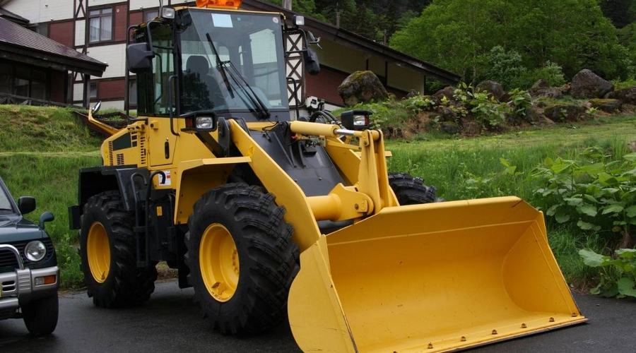 Lavorare con la pala meccanica nel rispetto delle norme di sicurezza